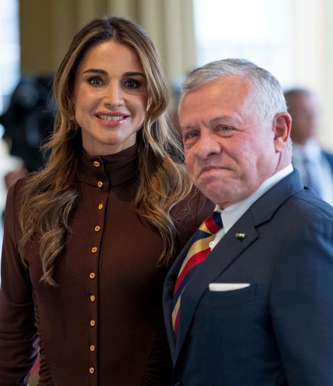 Incoronazione Carlo III Rania di Giordania il look capelli chic