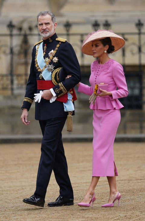 Letizia Ortiz look il tailleur rosa allincoronazione di Carlo