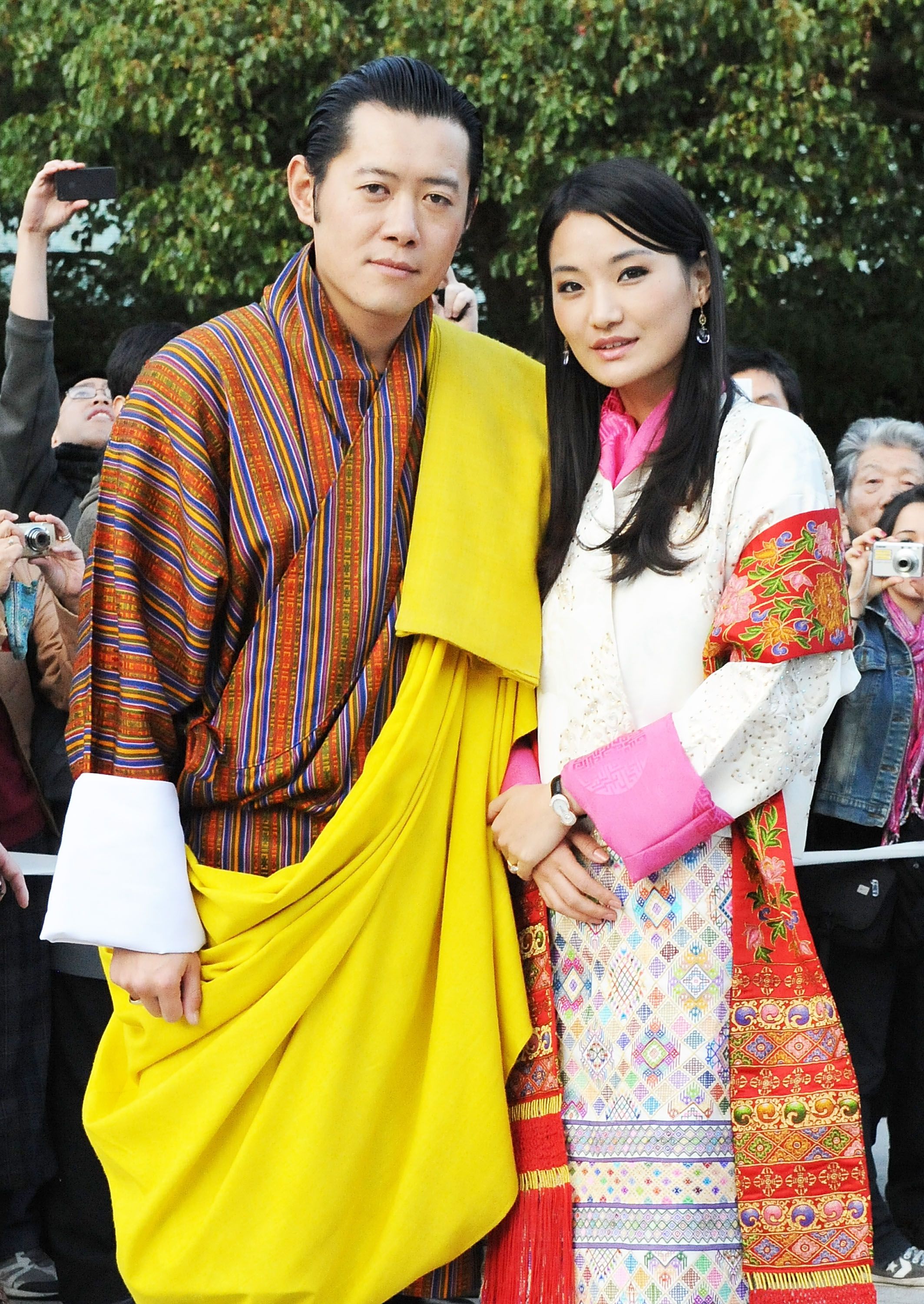 ブータンの国王夫妻 3月に誕生した次男王子の写真を公開