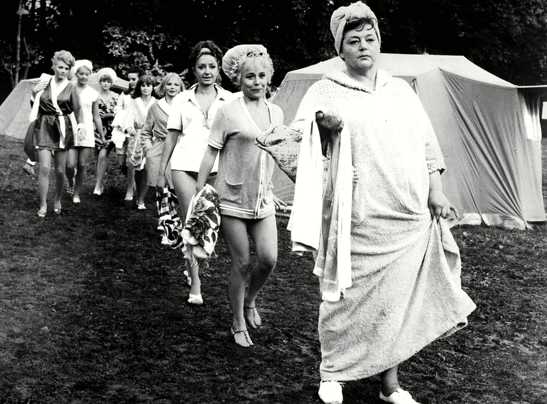 Barbara Windsor S Best Moments   Kino Das Total Verrueckte Camping Paradies Carry On Camping News Photo 1596793409 