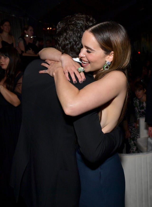 See Photos Of Emilia Clarke And Kit Harington Hugging At Netflix S Emmys After Party