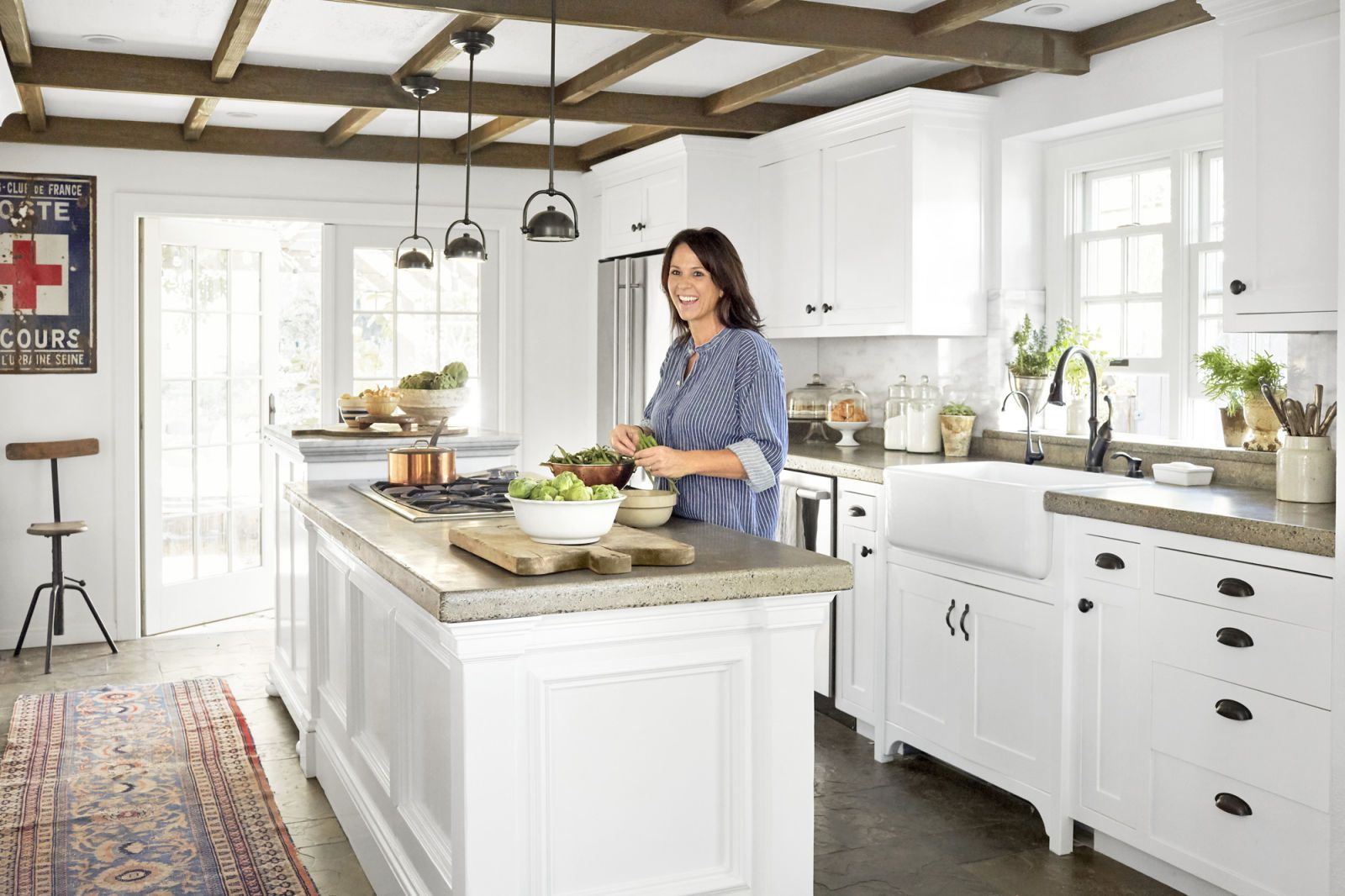 Featured image of post Center Island Cooktop Kitchen Design / The white island features a sleek black cooktop beneath a stainless steel hood vent.