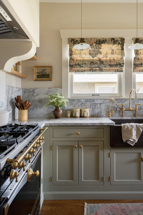 dainty pendant lights in a kitchen