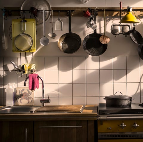 Unidad de cocina en una cocina doméstica a la luz del atardecer Unidad de cocina en una cocina doméstica a la luz del atardecer