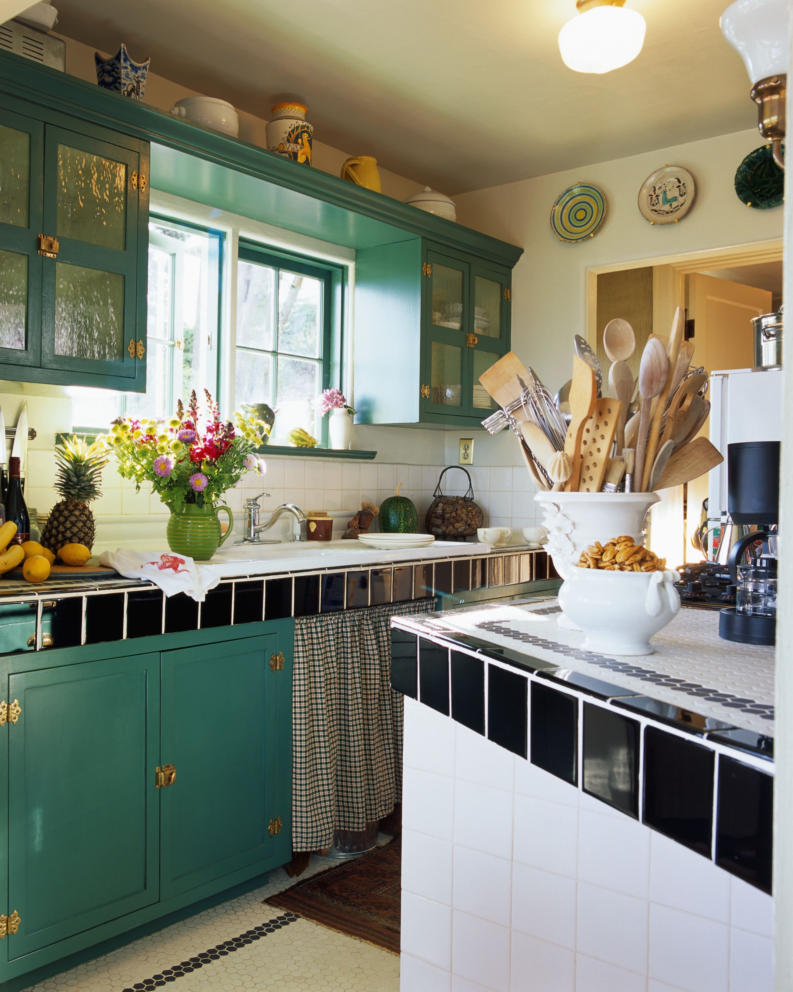 Martha Stewart Decorating Above Kitchen Cabinets Astonishing Countryliving   Kitchen With Green Cabinets Royalty Free Image 88145923 1546963366 