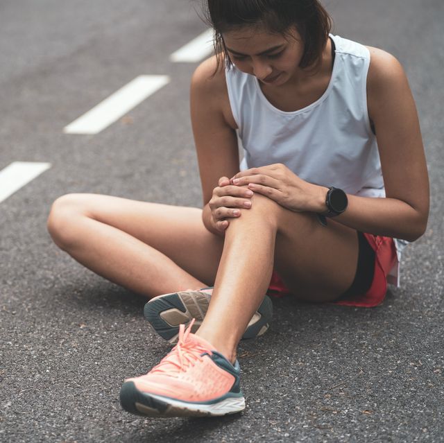 knee pain sport injury, women has knee pain during outdoor exercise sports running knee injury in women runner