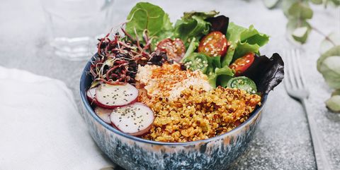 Buddha bowl met quinoa, hummus, sla en radijs