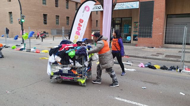 koopera cáritas ha recogido 12000 prendas de ropa de corredores para darles otro uso