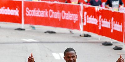 Laban Korir wins the 2014 Toronto Waterfront Marathon