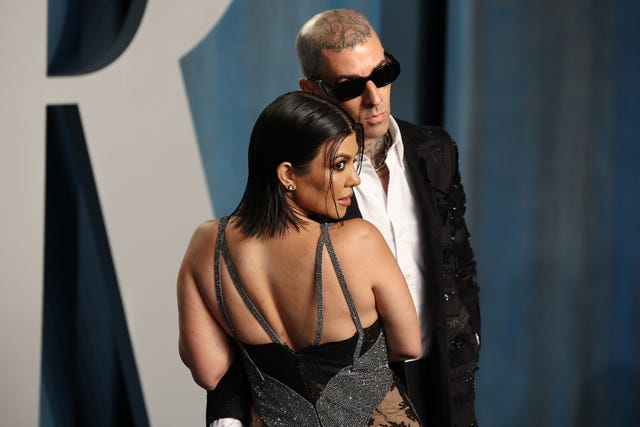 travis barker and kourtney kardashian at the 2022 vanity fair oscar party