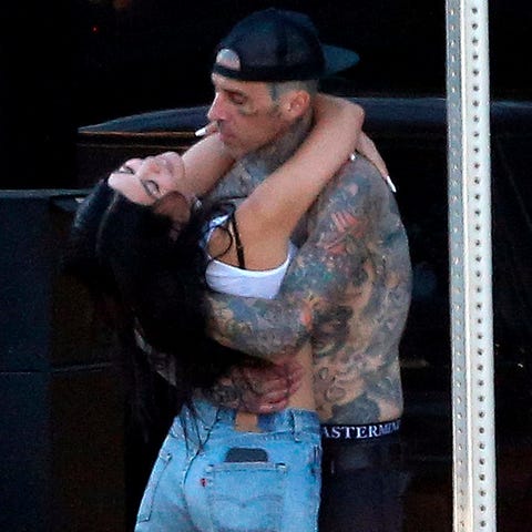 Kourtney Kardashian y su novio, Travis Barker, se besan por las calles de Los Angeles