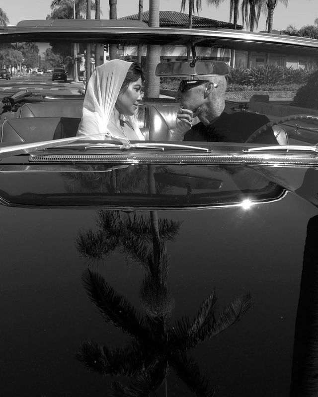 kourtney kardashian mostra le prime foto del matrimonio con travis barker