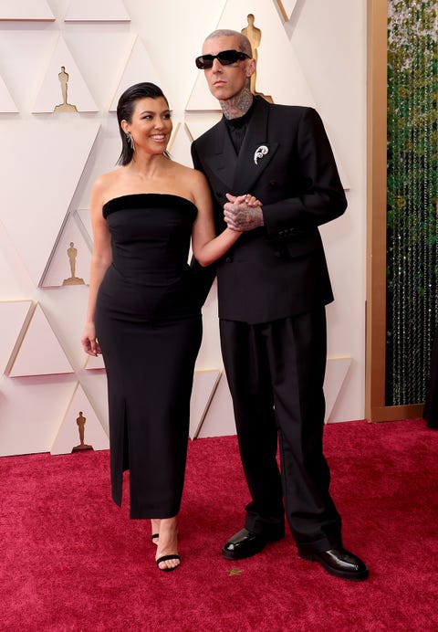 kourtney kardashian ve travis barker 2022 oscar kırmızı halısında travis barker