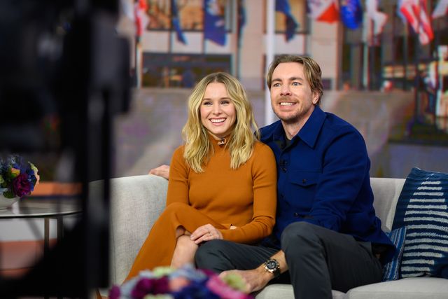 Kristen Bell Turned Dax Shepard S Interesting Hand Drawn Family Portraits Into Wallpaper