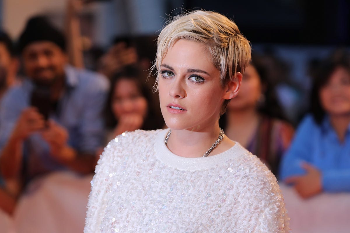 Your First Look At Kristen Stewart In Christmas Rom Com Happiest Season