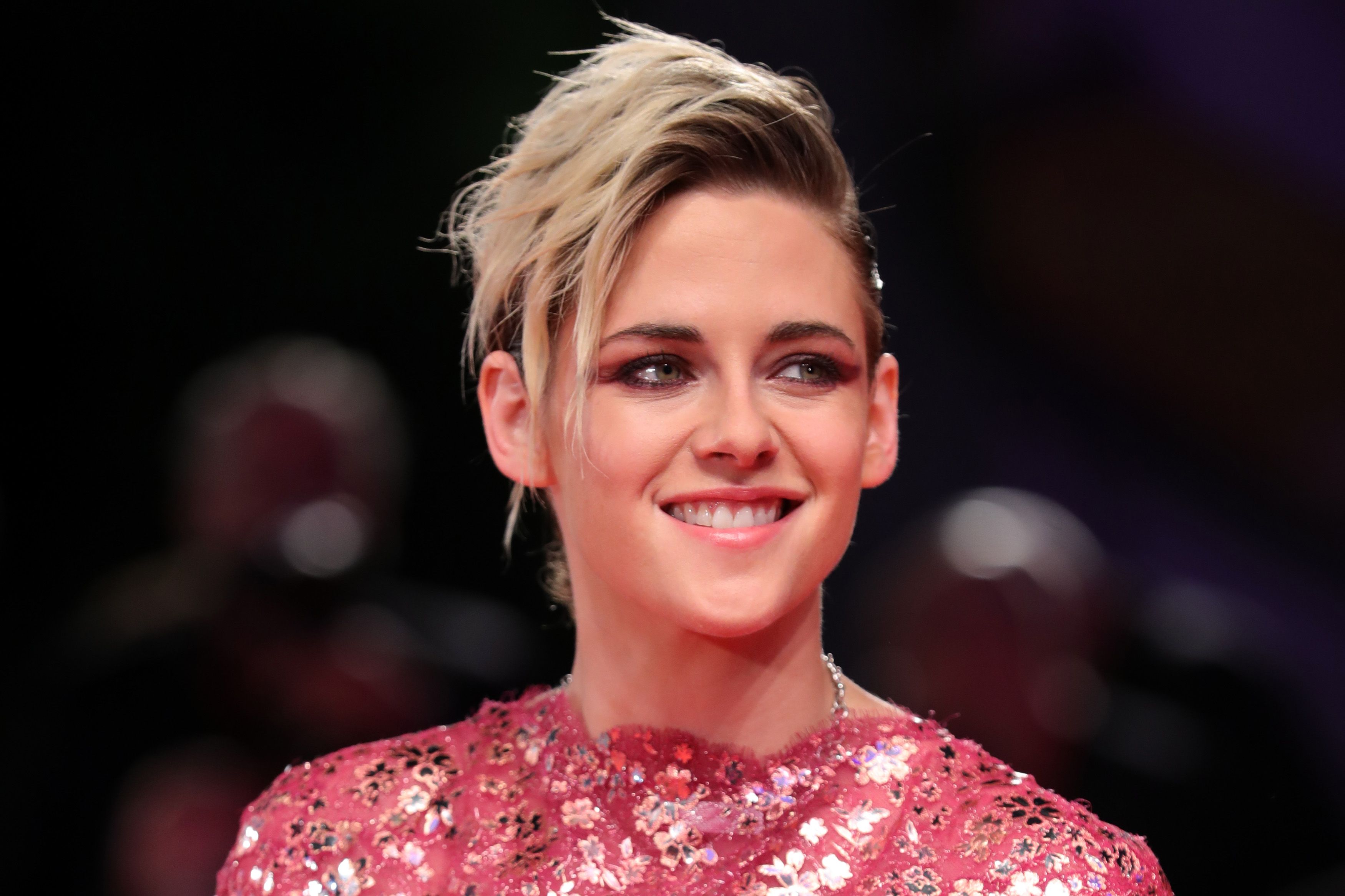 See New Photo Of Kristen Stewart As Princess Diana Wearing Engagement Ring