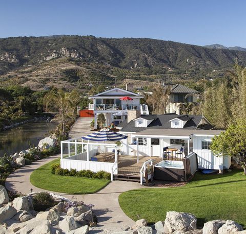 Mila Kunis And Ashton Kutcher Spend 10 Million On A California Beach House Celebrity Real Estat