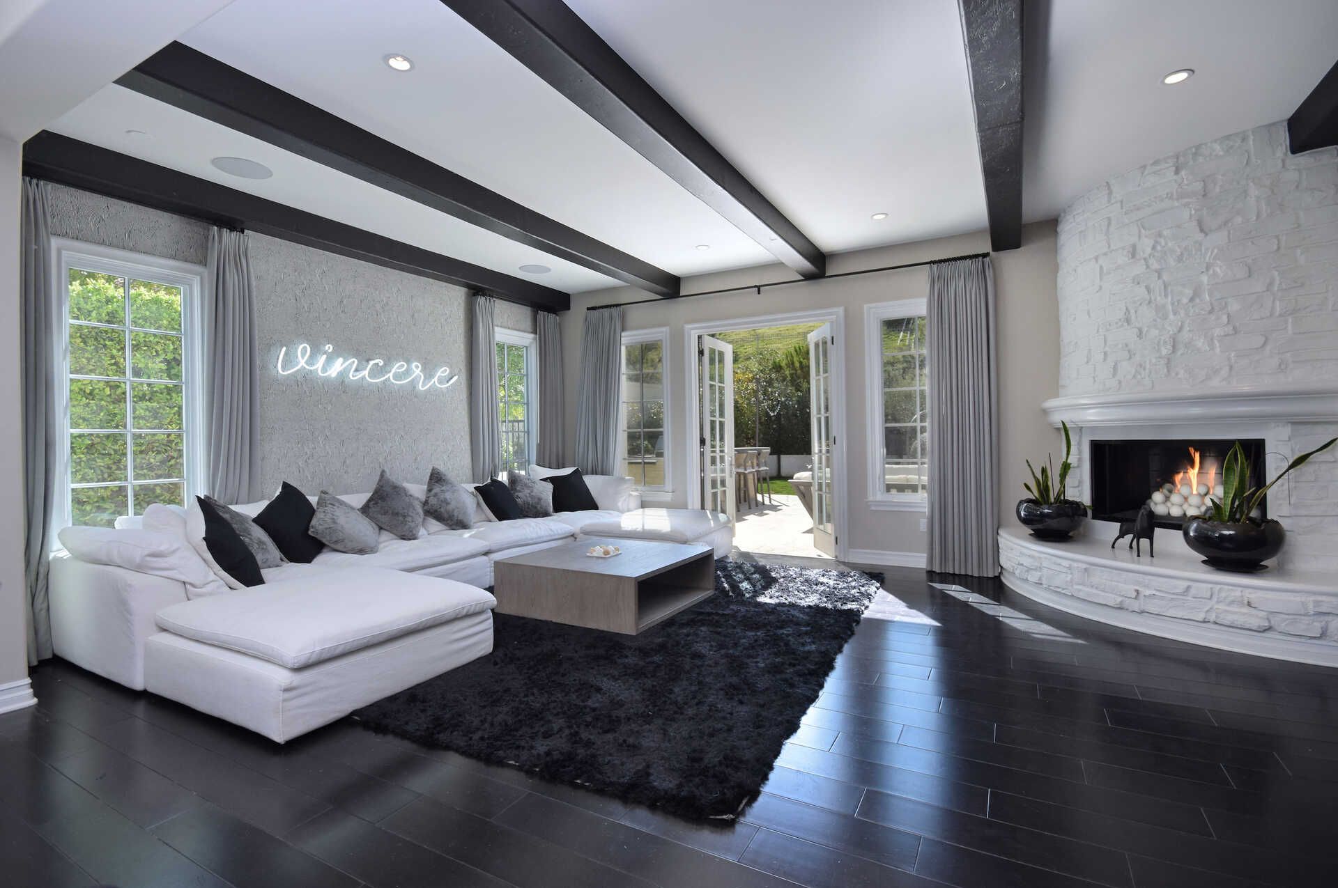 See Inside Kylie Jenner S 3 6 Million Calabasas Starter Home That S On The Market