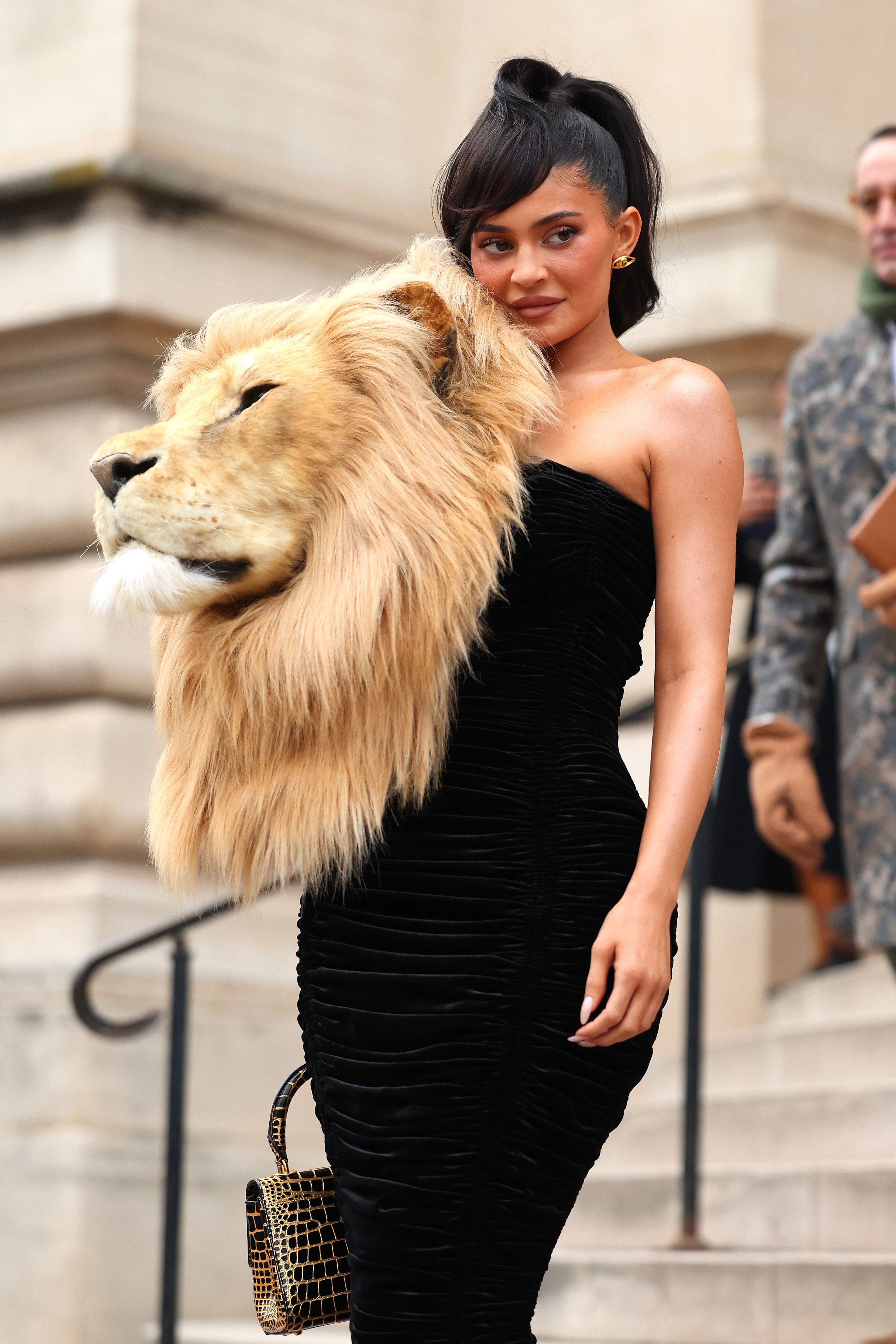 Kylie Jenner con un vestido con una cabeza de león
