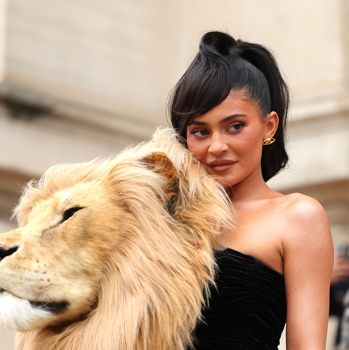 Kylie Jenner impacta con un vestido con una cabeza de león