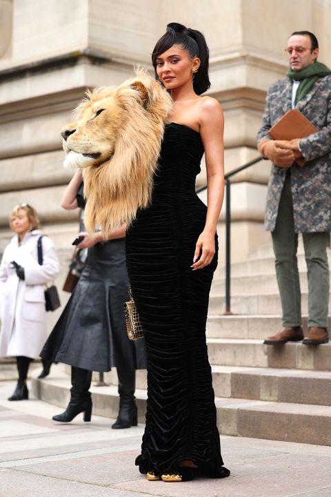 Gastos de envío Gran Barrera de Coral Correspondiente Kylie Jenner impacta con un vestido con una cabeza de león