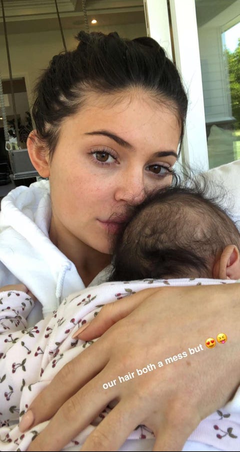 Kylie Jenner Poses Makeup Free With Stormi 