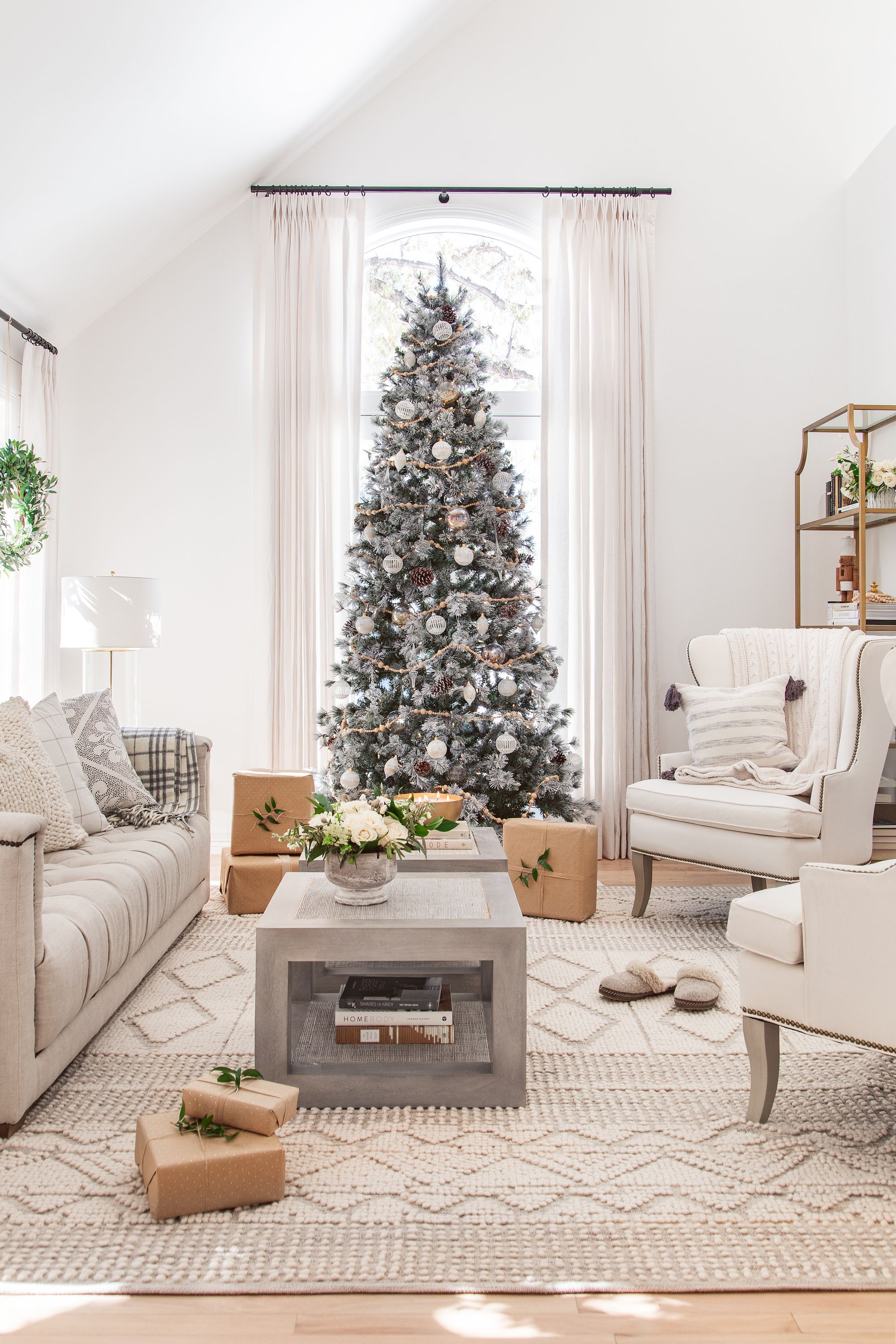 How To Arrange Your Living Room For Christmas | www.resnooze.com