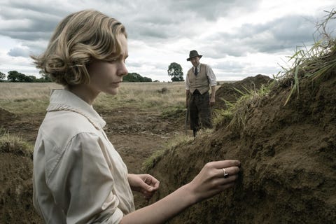 carey mulligan y ralph fiennes en la excavacion