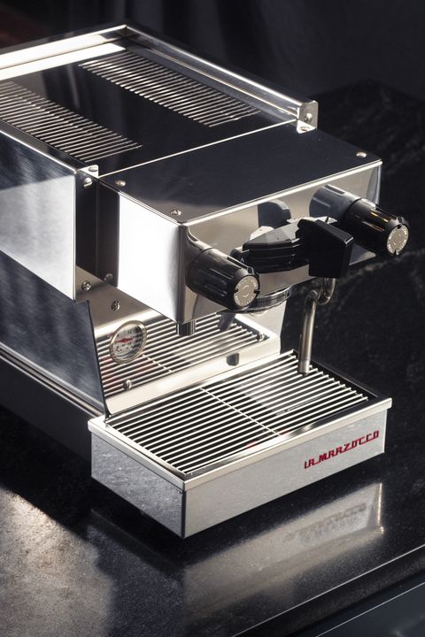 bir masada bir espresso makinesi
