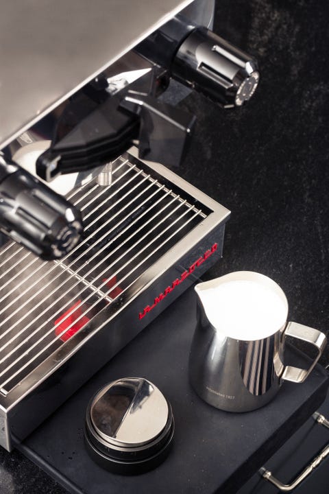 bir masada bir espresso makinesi