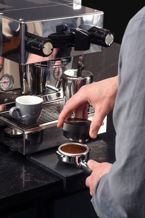 espresso makinesiyle espresso yapan adam