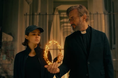 La monja guerrera 2 warrior nun l to r alba baptista as ava silva, tristán ulloa as father vincent in episode 207 of warrior nun cr courtesy of netflix © 2022