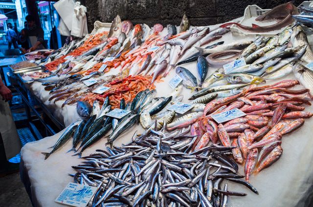 mostrador de pescado en una pescadería de catania sicilia
