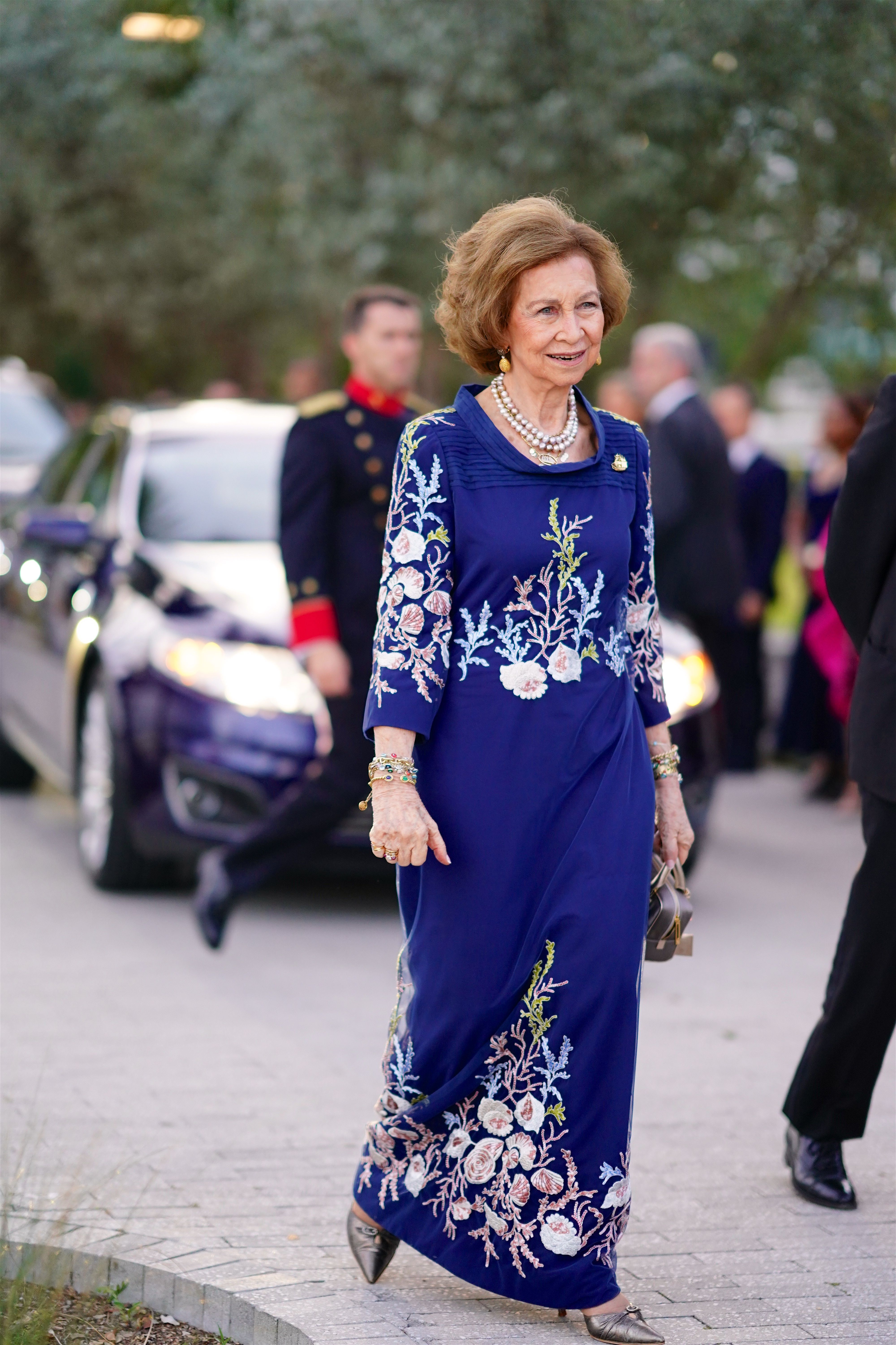 La reina Sofía, elegancia en azul con vestido largo