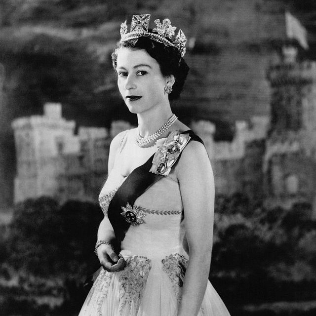 エリザベス女王　ロイヤルファミリー　ジュエリー　衣装　展示　プラチナジュビリー
