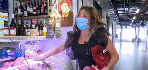 maria patiño la ultima cena maria patiño con mascarilla comprando en el mercado para la ultima cena