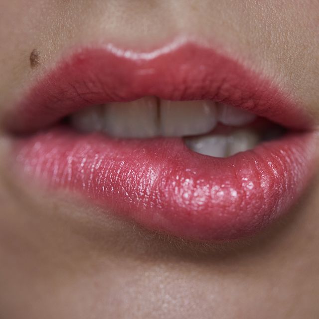mujer mordiéndose el labio