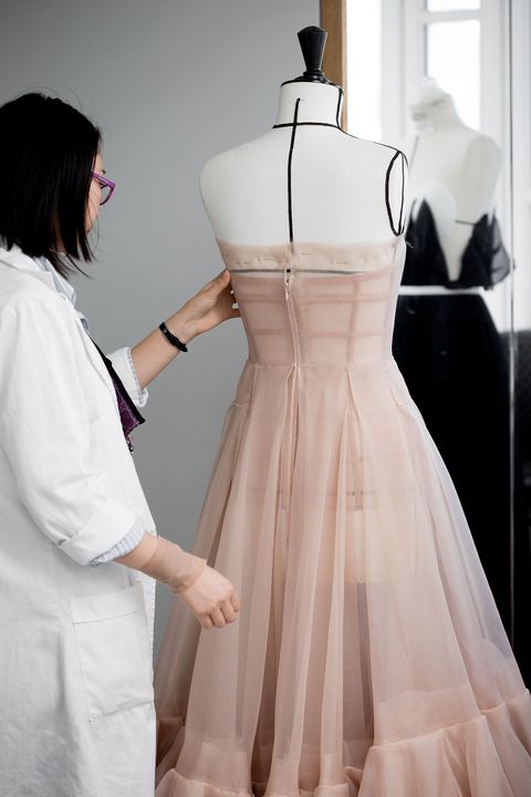 Natalie Portman's ballet-inspired Dior Couture gown took 250 hours to make