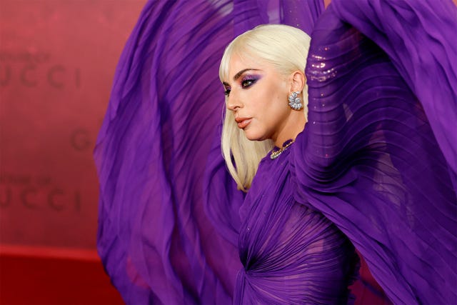 Lady Gaga en el estreno de 'House of Gucci' con un vestido morado