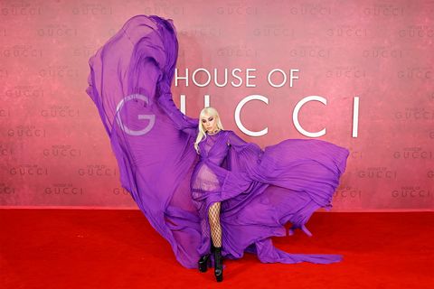 Lady Gaga en el estreno de 'House of Gucci' con un vestido morado