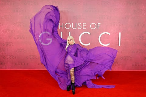 Lady Gaga en el estreno de 'House of Gucci' con un vestido morado