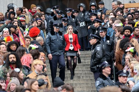 Lady Gaga als Harley Quinn filmt mit einer Menschenmenge um sie herum