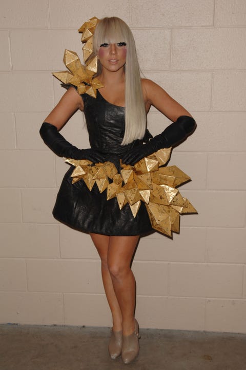 lady-gaga-poses-backstage-at-the-y-100-j