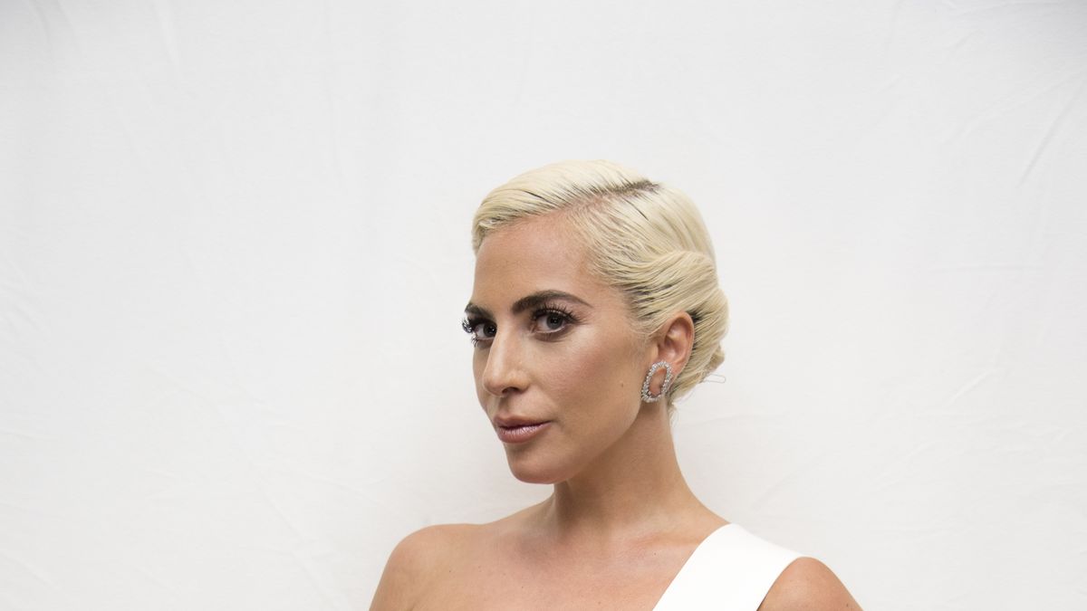 Lady Gaga sin maquillaje y con el pelo rosa está irreconocible