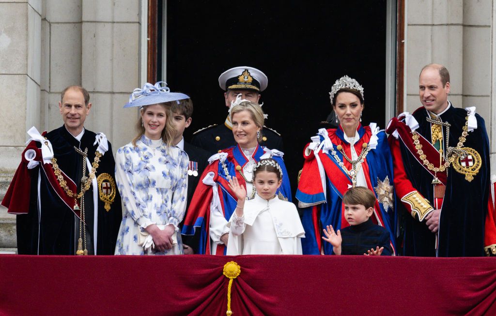 リボンブローチ バッキンガム宮殿 チャールズ国王 戴冠式-