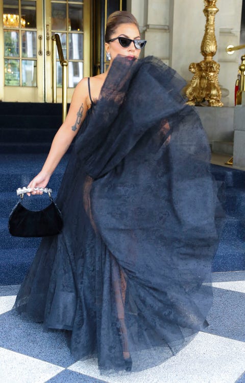 Lady Gaga, horror la cantante, con un vestido de tul en color negro más grande que ella