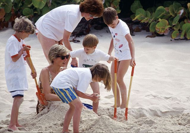 La principessa Diana nel 1990 con il principe Harry e il principe William e Lady Sarah McCorquodale e i suoi figli