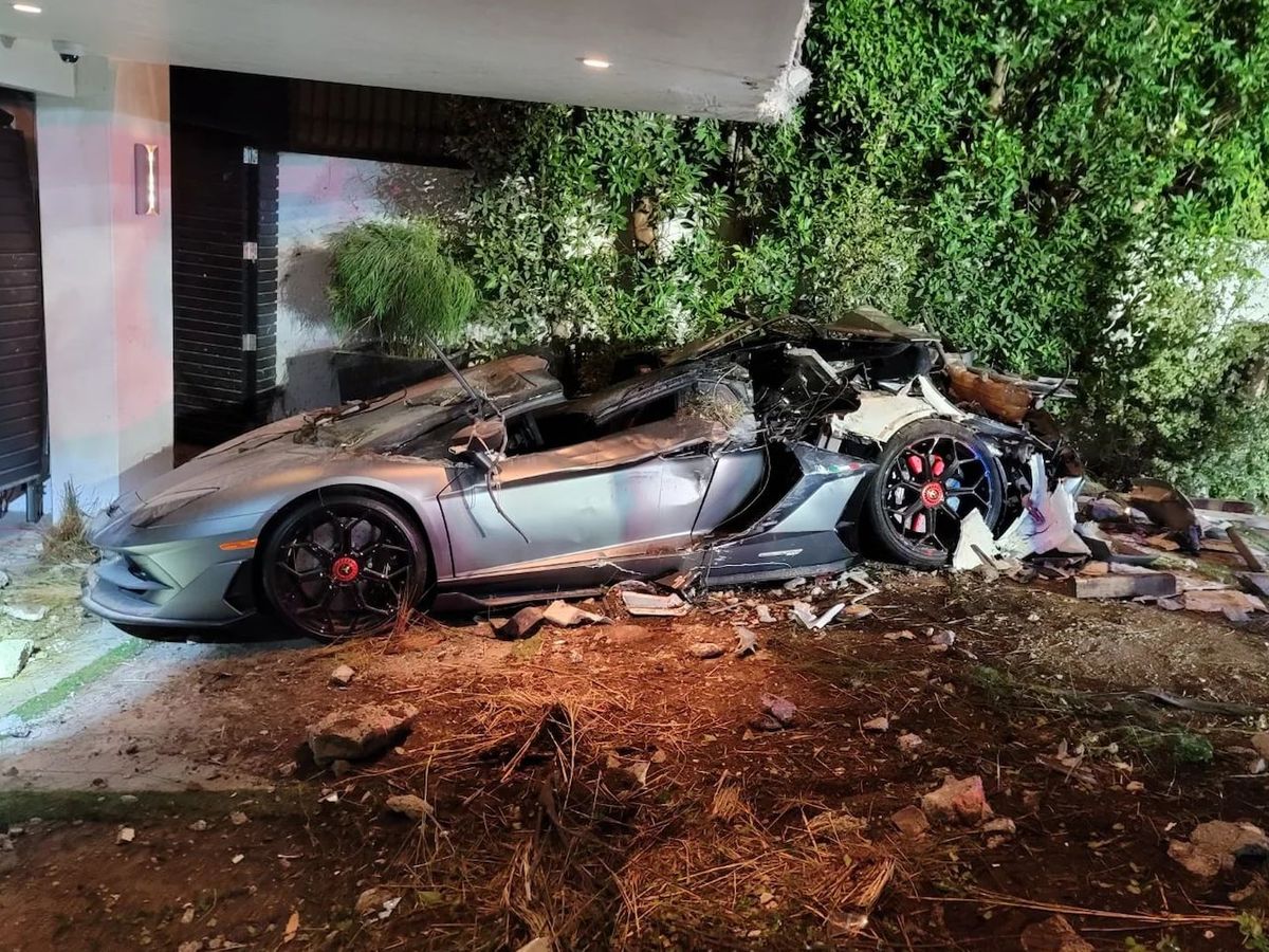 Un camión aplasta a este Lamborghini Aventador: ¿Qué pasó?