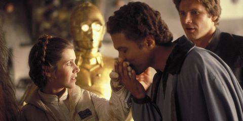 Lando da un beso en la mano a Leia en El Imperio contraataca