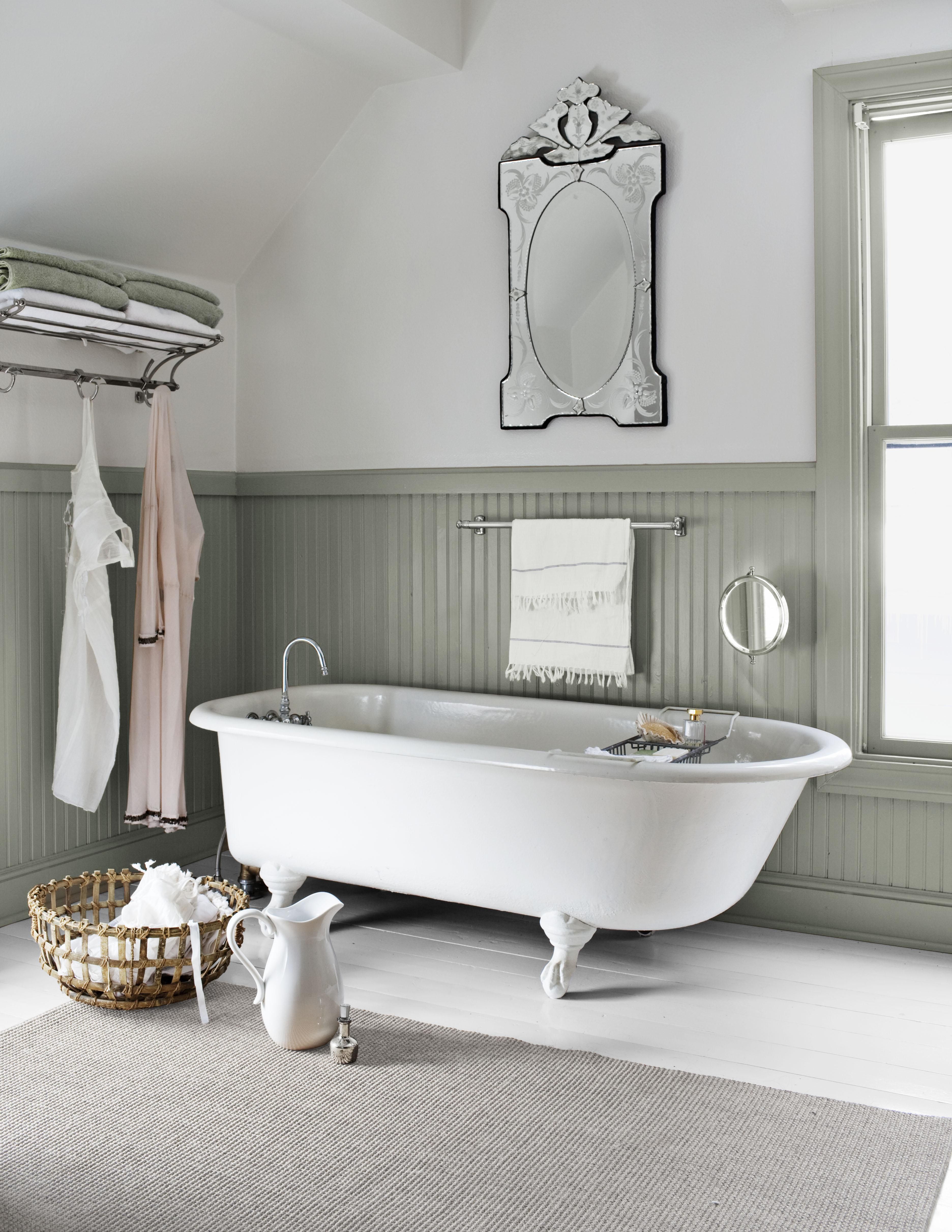 clawfoot tub small bathroom design